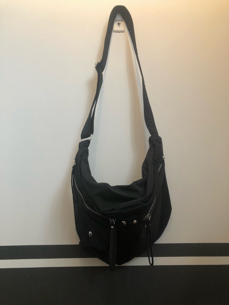 Taito pocket cross bag (1 color)